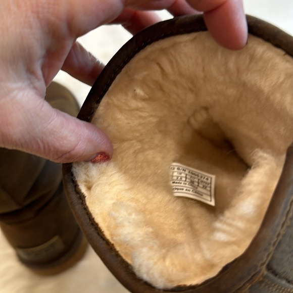 UGGs dark brown boot with a metal UGG Australia on back of boot size US 5 - Picture 14 of 14